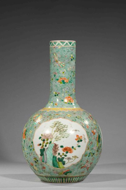 null Vase globulaire à col cylindrique en porcelaine de la famille verte décoré en...