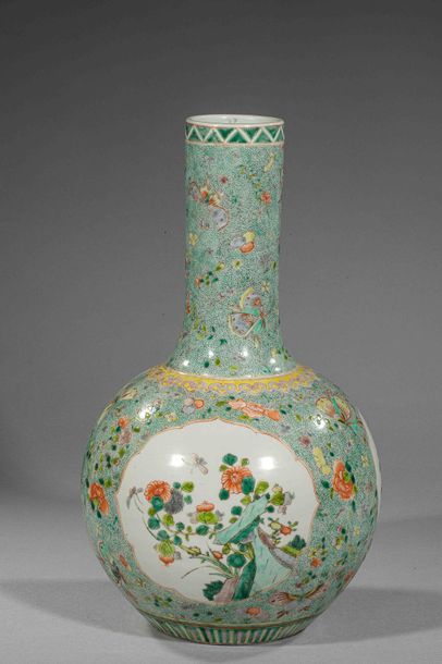 null Vase globulaire à col cylindrique en porcelaine de la famille verte décoré en...