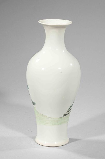 null Vase balustre en porcelaine blanche décorée en émaux polychromes sur la couverte...