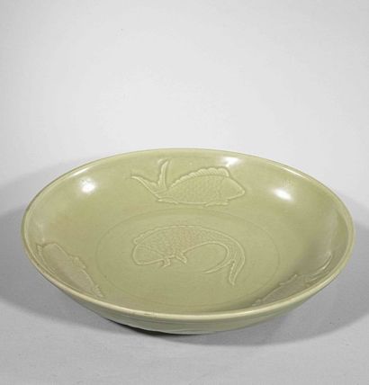 null Important plat du longquan en épaisse porcelaine décoré en incision sous glaçure...