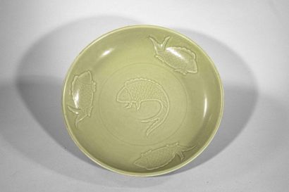 null Important plat du longquan en épaisse porcelaine décoré en incision sous glaçure...