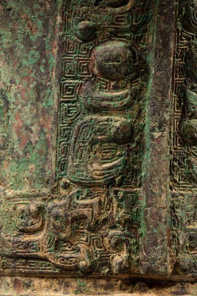 null Vase Rituel «  Zun » ciselé sur trois registres de rinceaux archaïques et motifs...