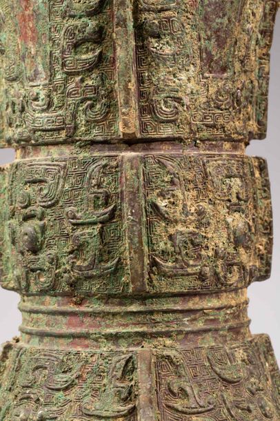 null Vase Rituel «  Zun » ciselé sur trois registres de rinceaux archaïques et motifs...