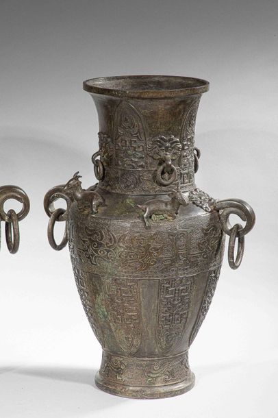 null Vase à vin "lei" à décor archaïsant de dragons et Tao Tié, anses à anneaux mobiles,...