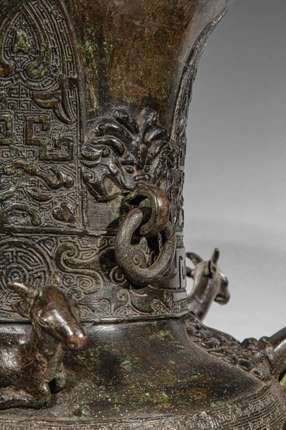null Vase à vin "lei" à décor archaïsant de dragons et Tao Tié, anses à anneaux mobiles,...