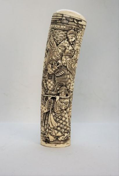 null Manche en ivoire entièrement gravé d'une scène de musiciens et samouraï, période...