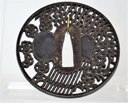 null Tsuba à décor de buisson, en fer, 18e siècle. 7, 5 cm