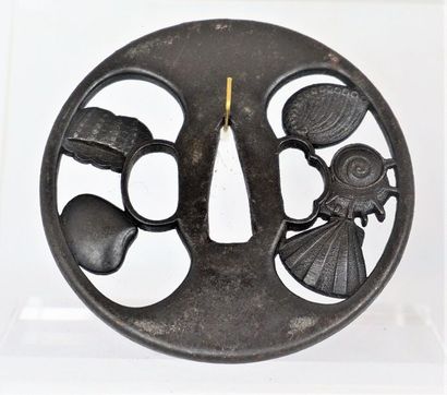 null Tsuba à décor de coquillage, en fer, période EDO. 8 cm