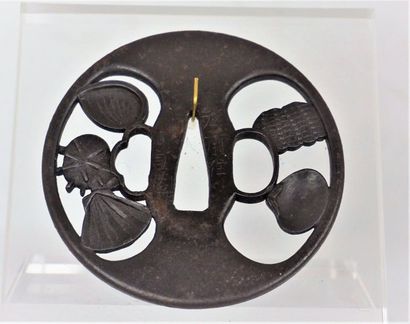 null Tsuba à décor de coquillage, en fer, période EDO. 8 cm