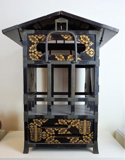 null Porte bouteille de sake en laque en forme de maison, le toit amovible, à décor...