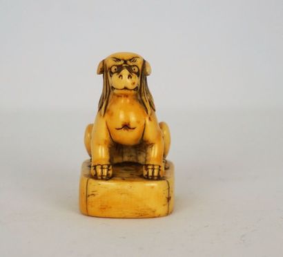 null Netsuke  
Shishi sur un socle, ivoire, non signé, 19e siècle. 4,5 cm