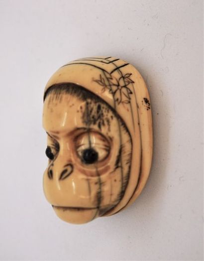 null Netsuke  
Masque de singe en ivoire, non signé, 19e siècle. 4,2 cm