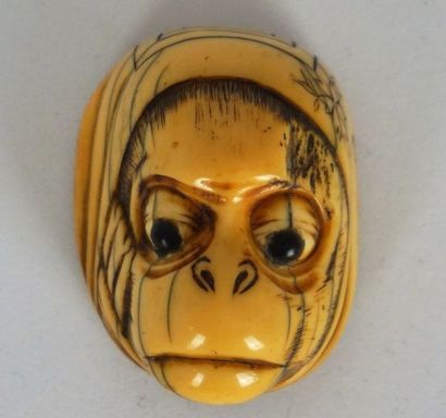 null Netsuke  
Masque de singe en ivoire, non signé, 19e siècle. 4,2 cm
