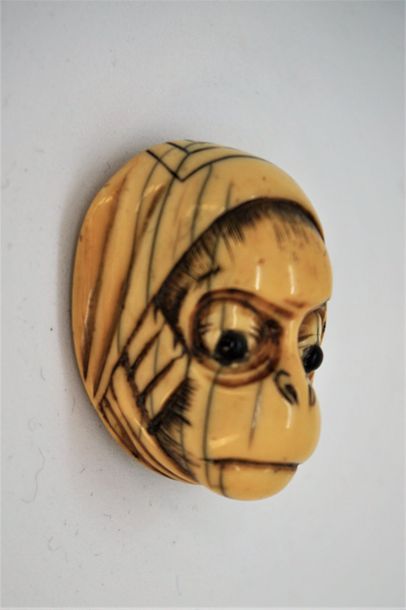 null Netsuke  
Masque de singe en ivoire, non signé, 19e siècle. 4,2 cm