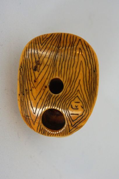 null Netsuke  
Masque de singe en ivoire, non signé, 19e siècle. 4,2 cm