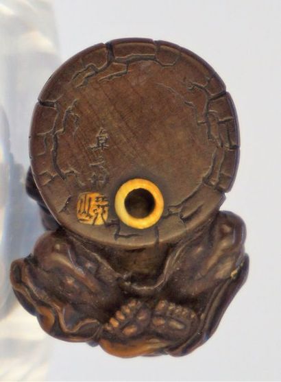 Takysai Netsuke  
Nio sur un mochi, signé, bois. 3,2 cm