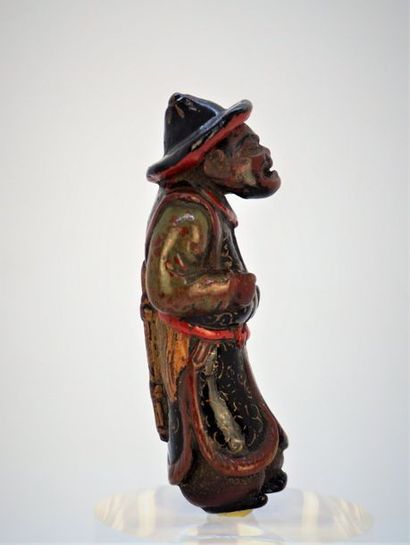 null Netsuke  
Personnage mongol en bois, non signé. 7, 5 cm