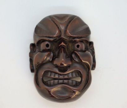 Deme Uman Netsuke  
Grand masque en bois. 8,2 cm