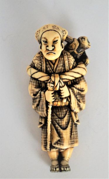 Yoshinaga Netsuke  
Sarumawashi en ivoire, signé, 19e siècle. 7, 9 cm