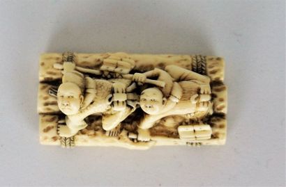 null Netsuke  
Deux aveugles sur un radeau en ivoire, non signé.19e siècle. 2,3 x...