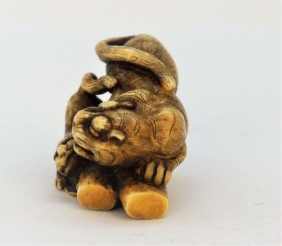 null Netsuke  
Tigre aux bamboux en ivoire, non signé. 19e siècle. 2, 8 cm