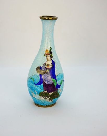 null Vase à décor de kaanon en cloisonné, léger fêle. 12 cm
