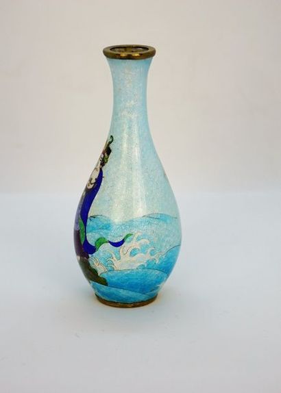 null Vase à décor de kaanon en cloisonné, léger fêle. 12 cm