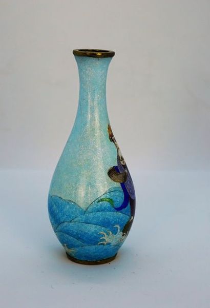 null Vase à décor de kaanon en cloisonné, léger fêle. 12 cm