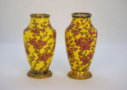 null Paire de vases jaunes en faience, à décor de branches de cerisier fleuries,...