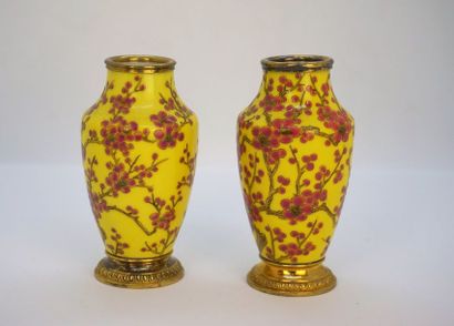 null Paire de vases jaunes en faience, à décor de branches de cerisier fleuries,...