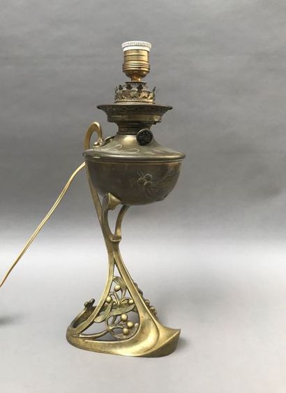 null Gerges LELEU (1883-1961).
Lampe à prétrole en bronze et laiton, le pied sinueux...