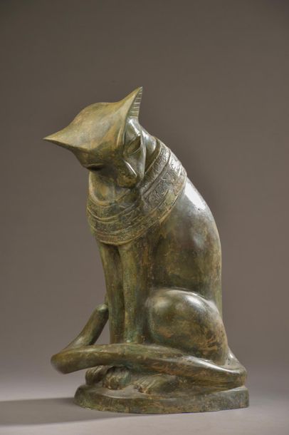 null École du XXe siècle.
Chat égyptien assis.
Bronze à patine verte (petits chocs).
Haut....