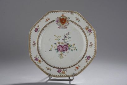 null Assiette à pans coupés en porcelaine et émaux polychromes de la famille rose...