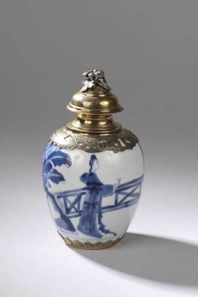 null CHINE - Fin XVIIIe, début du XIXe siècle.
Vase en porcelaine à décor en bleu...