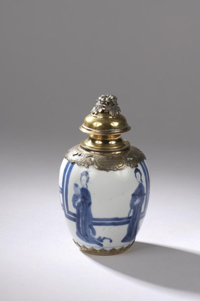 null CHINE - Fin XVIIIe, début du XIXe siècle.
Vase en porcelaine à décor en bleu...