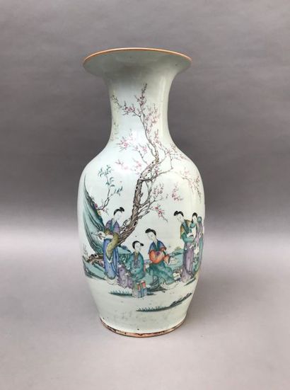 null CHINE - Fin XIXe, début du XXe siècle.
Vase balustre en porcelaine à décor de...