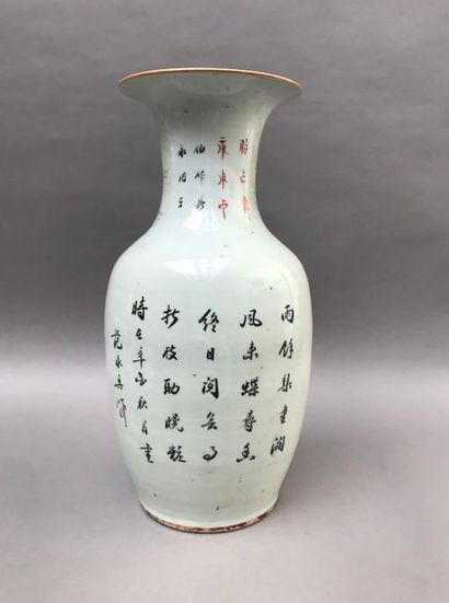 null CHINE - Fin XIXe, début du XXe siècle.
Vase balustre en porcelaine à décor de...