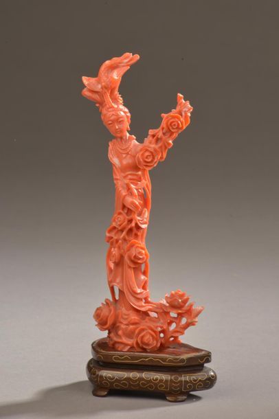 null CHINE - XXe siècle.
Sujet en corail rose représentant une femme tenant des branches...