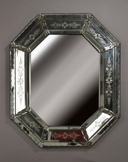 null 1 miroir vénitien octogonal en verre et glace décorée de feuillages (manques...