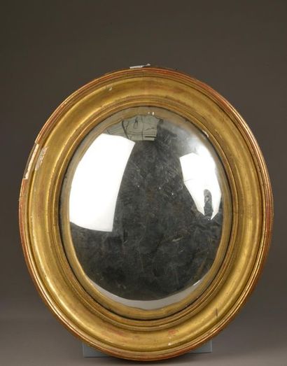 null Miroir de sorcière ovale, l'encadrement en bois doré (manques).
XIXe siècle.
Haut....