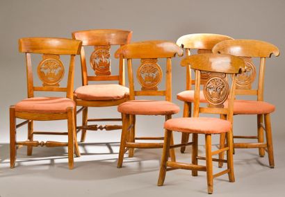 null Suite de quatre chaises suisses en bois blond, le dossier en forme de peltre...