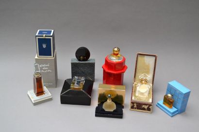 null (Manquent deux) 
Ensemble de dix parfums : 
Panthère de CARTIER. 
French Cancan...