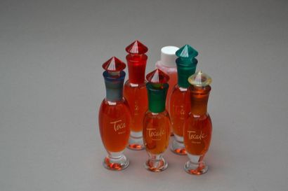 null ROCHAS.
"Tocade"
Cinq flacons modèle "Quille" dessinés par Serge Manceau contenant...