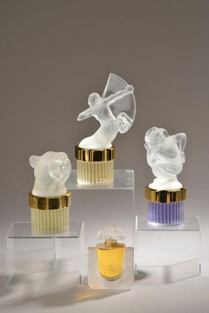 null *T526/5 LALIQUE. Ensemble comprenant : 
- Lalique parfums - Chevrefeuille -...