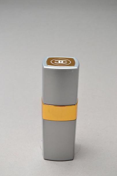 null *CHANEL. N° 19
Un flacon vaporisateur de 100 ml d'eau de toilette.