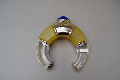 null *BOUCHERON.
"Jaipur", 1992.
Flacon publicitaire décoratif figurant un bracelet...