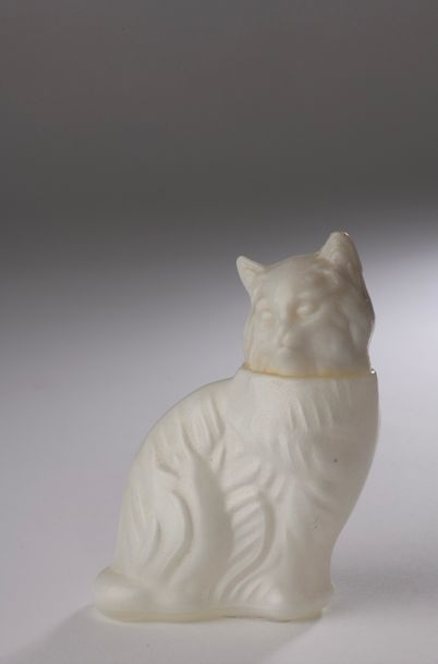 null AVON.
Années 1970.
Flacon en verre laqué blanc et résine figurant un chat.
Haut....