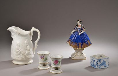 null Ensemble en faïence et en porcelaine comprenant : 
- un sujet en porcelaine...