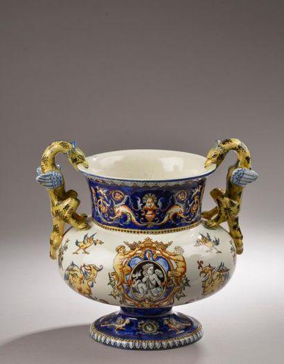 null GIEN.
Vase pansu à anses dragons en faïence à décor néo-Renaissance ( petits...