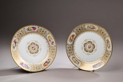 null SÈVRES.
Deux assiettes du service d'apparat du roi Louis-Philippe pour le château...